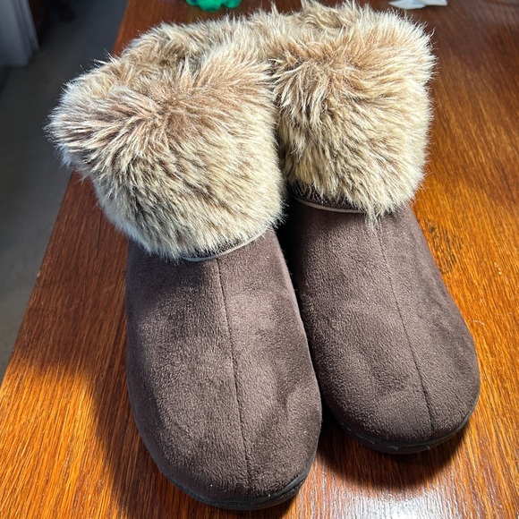 NWOT Isotoner Suede and Faux Fur Brown Indoor Outdoor Slipper. Size 8.5-9 - Picture 1 of 10